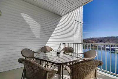 Image de Waterfront Beach Condo w / balcon et vue!