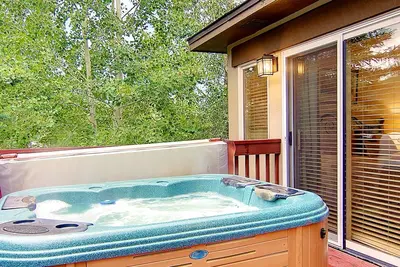 Image de Offres hors saison! Central Air, Spa privatif, Grand, Maison de ville tranquille avec 2 espaces de vie, Babyfoot