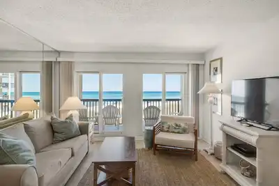 Image de Condo sur la plage - vue sur le golfe! Wifi - 2 piscines - À quelques pas de la plage - Court de tennis