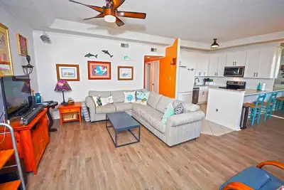 Image de Spacieux et amusant condo de 2 chambres avec Wi-Fi gratuit, joli décor de plage, piscine extérieure et porche fermé offrant une vue sur la baie marécageuse située en haut de la baie et à quelques pâtés de maisons de la plage!