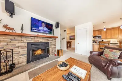 Image de Sleeping Indian W11: Teton Village - Bel intérieur - À proximité du télésiège - Accès à la piscine et au bain à remous