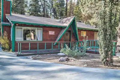 Image de Charmante cabane Big Bear 3br avec bain à remous privé!