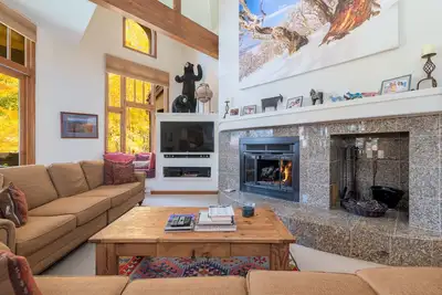 Image de Condo de coin de luxe skis aux pieds à côté de la télécabine, bain à remous privé: Kayenta Peaks