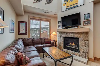 Étapes de Main St Breckenridge, montagne et remontées mécaniques. Spa privatif avec vue!