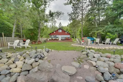 Image de Cabine au bord du lac avec quai 32 ’+ canots à rames et à rames!
