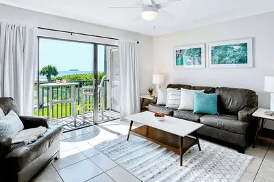 Image de Sur la plage et à quelques pas de la jetée. Profitez d'une vue magnifique depuis votre balcon au bord de l'océan!