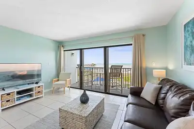 Image de Belle vue depuis votre lit et votre balcon, sur la plage et à quelques pas de la jetée!
