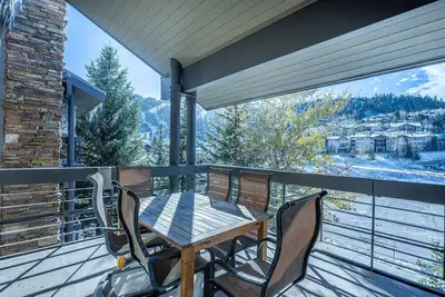 Image de Esacape La Chaleur! Nouveau Central Ac, 2 Suites Master, Cuisine de Luxe, Bain �� Remous Privé et vue sur la Montagne