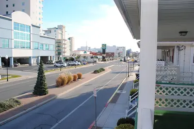 Image de Cozy condo de 3 chambres avec WiFi et porche couvert situé parmi l'excitation du centre-ville dans un quartier familial à seulement un pâté de maisons de la plage!