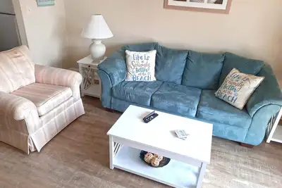 Image de Paisible, décorée avec sérénité condo 2 chambres avec WiFi gratuit et une piscine extérieure située au milieu de la ville sur le bloc de l'océan à quelques pas de la plage!