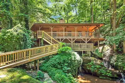 Waterfall Cabin ~ Jacuzzi, Wifi, Paysages Magnifiques, 8 km de Gatlinburg, 2 à 5 km de Pigeon Forge