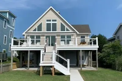 Image de Soundfront- 4 BRs w \/ New Interiors, Embarcadère, Com Piscine, Tennis, Dog Friendly.