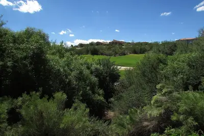Image de Profitez de ce premier étage avec vue sur le parcours de golf et un patio étendu