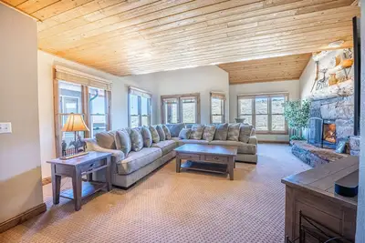 Image de Tarifs ÉT�� Bas 4 Bdrm + Loft! Pas Besoin de Voiture - 250 Mètres à la Navette Gratuite! Spa Privatif, Grill
