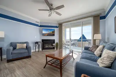 Image de Condo de luxe situé sur la promenade, à une piscine extérieure. Garez votre voiture jusqu'à votre départ pour rentrer chez vous!
