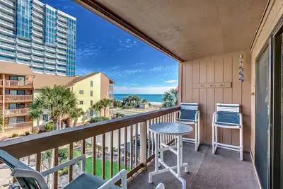 Image de Disponible chez Anchorage Rentals - Large 3 Bedroom 2 Bath Pool / Courtyard View