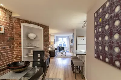 Image de Profitez d'une expérience classique Capitol Hill à seulement 5 pâtés de maisons du siège du pouvoir.