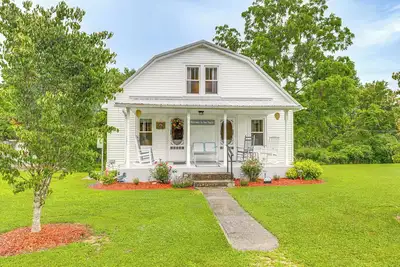 Image de «Grandma's Farm House» de 125 acres avec foyer extérieur!