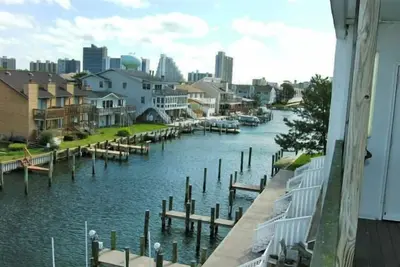 Image de Spacieux, unique condo de 3 chambres à droite sur le canal de Bayside avec Internet par câble situé au centre-ville et à seulement huit pâtés de maisons de la plage!