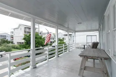 Image de duplex charmant situé juste en face de la plage et de la jetée