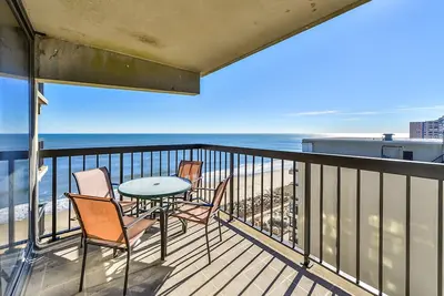 Image de Condo lumineux et spacieux de 2 chambres en bord de mer avec Internet par câble et une vue imprenable sur l'océan avec d'excellents équipements, y compris deux piscines et une salle de jeux!