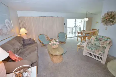 Image de Traditionnel, élégant condo de 2 chambres en bord de mer avec WiFi gratuit, et une piscine extérieure, et une vue imprenable sur l'océan situé dans Midtown calme près de mini-golf et bowling et à quelques pas de la plage!