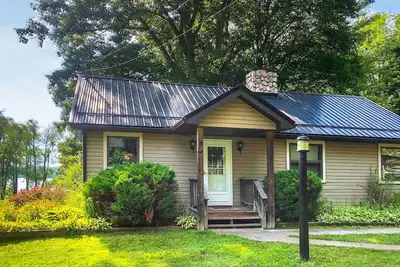 Image de Lakeside construit sur mesure Cottage Jamestown w \/ vues!