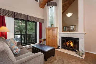 Image de Whistler Two Bed Townhome à deux pas des remontées mécaniques et du village! Meilleur emplacement!