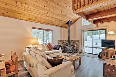 Image de Truckee Cabin, près de la station de ski et du lac Tahoe Donner!