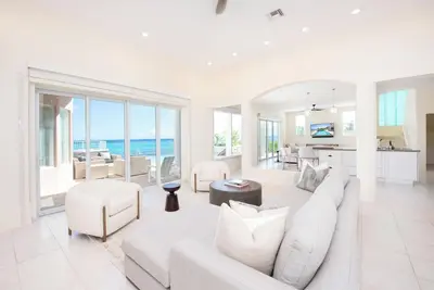 Kai Vista: Villa face à la mer avec piscine à débordement, jacuzzi et terrasse en bord de mer
