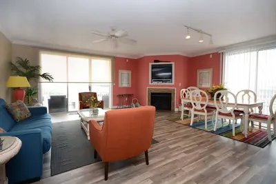 Image de Lumineux et accueillant condo de luxe de 3 chambres avec WiFi et une piscine extérieure située dans les quartiers chics de la ville et à quelques pas de la plage!