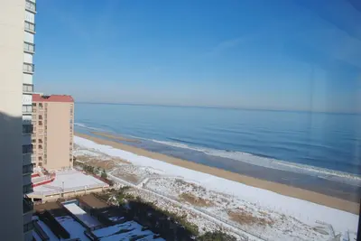 Image de Ce condo traditionnel en bord de mer avec 2 chambres, une connexion Wi-Fi, une piscine intérieure, une salle de jeux et une superbe vue sur l’océan se situe en périphérie et à quelques pas de la plage!