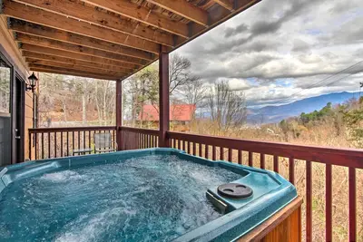 Image de Cabine Gatlinburg avec table de billard, bain à remous et vues sur la montagne