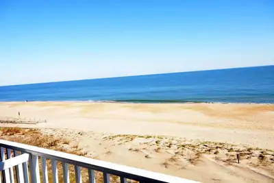 Image de Condo Kitschy 1 chambre en bord de mer avec connexion Wi-Fi gratuite, décoration côtière et vue imprenable située dans les quartiers chics et à quelques pas de la plage!