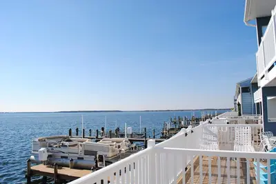 Image de Maison de ville unique et élégante de 4 chambres avec connexion Wi-Fi gratuite, embarcadère pour bateau et une vue imprenable sur l'océan située dans le centre-ville sur l'eau de la baie et à seulement quelques pâtés de maisons de la plage!