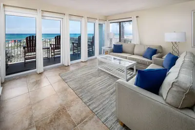 Image de Gulfside 203: Entourez le balcon, les magnifiques rénovations - sols et meubles!