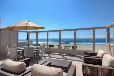 Image de Spectaculaire unité supérieure en bord de mer avec une vue imprenable depuis le superbe toit-terrasse!