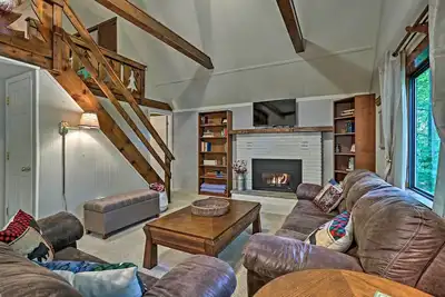 Image de Pocono Lake House w \/ Deck & Grill, 1 mile de la rive du lac!