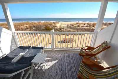 Image de Condo efficace et amusant en bord de mer avec connexion Wi-Fi gratuite, un casier de rangement pratique, un décor côtier adorable et une vue imprenable sur l'océan situé en ville et à quelques pas de la plage!