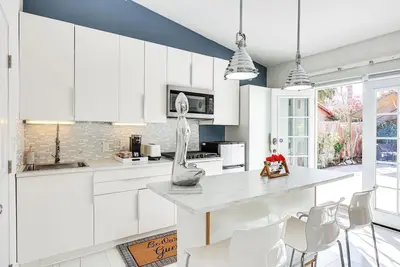 Image de Luxueux Rancho Mirage Home avec Oasis et Bar Extérieurs