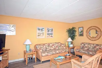 Image de Condo spacieux et confortable de 2 chambres avec Wi-Fi gratuit et un grand balcon situé au centre-ville sur le bloc océan à quelques pas de la plage!