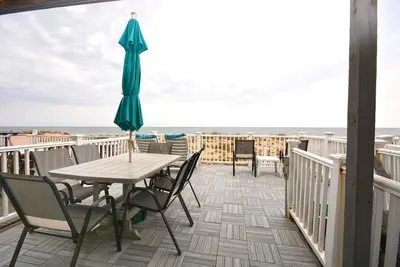 Image de Maison de ville confortable et spacieuse de 3 chambres en bord de mer avec WiFi gratuit et vue imprenable sur l'océan située au centre-ville à quelques pas de la plage!