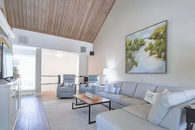 Image de Villa de plage confortable, côtière et décontractée. À quelques pas de la plage, de la piscine et de la maison des dunes.