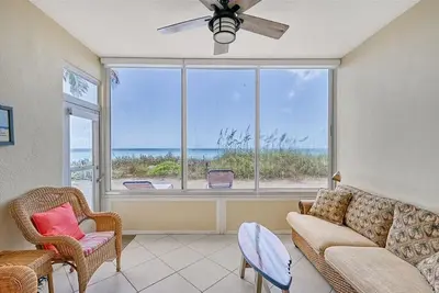 Image de Turtle Beach, First Floor Front du Golfe - parfait pour les couples! Quais de bateau gratuits et WiFi