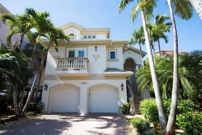 Image de 7 chambres à coucher, la maison méditerranéenne �� seulement 500 pieds de la plage! Belle Bellini