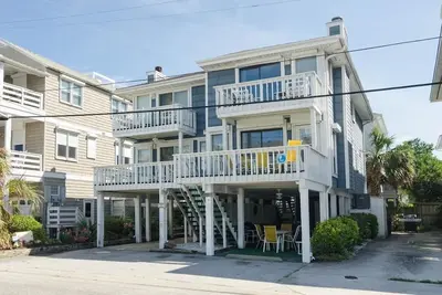 Image de Appel maison avec des améliorations récentes et à seulement quelques pas de la jetée