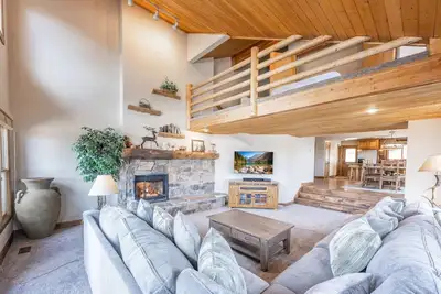 Image de Tarifs ÉTÉ Bas Idéal Pour les Familles - 4 Chambres + Mezzanine! 3 min à Pied des Bus, Bain à Remous Privé, Grill