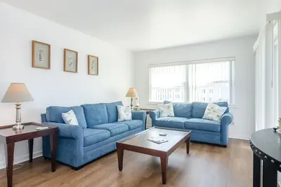 Image de Abordable condo oceanview avec une courte promenade à la plage