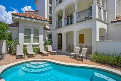Image de Maison spacieuse et mise à jour avec ascenseur! Comprend une piscine privée et un service de plage gratuit!