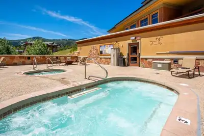 Image de Tarifs D'été Réduits Rafting en Rivière Gratuit! Échapper �� la Chaleur - Central Ac! Piscine sur le Toit, Bain à Remous, Salle de Gym!